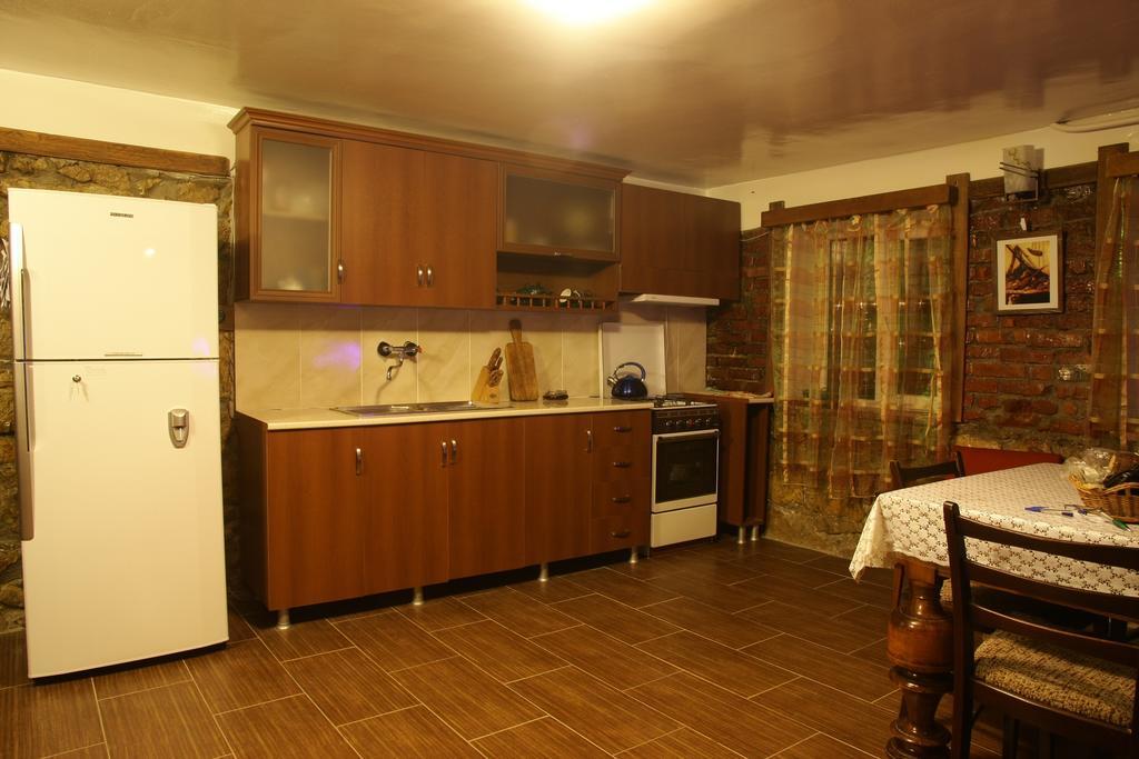 Sun Guest House Kutaisi Exterior photo